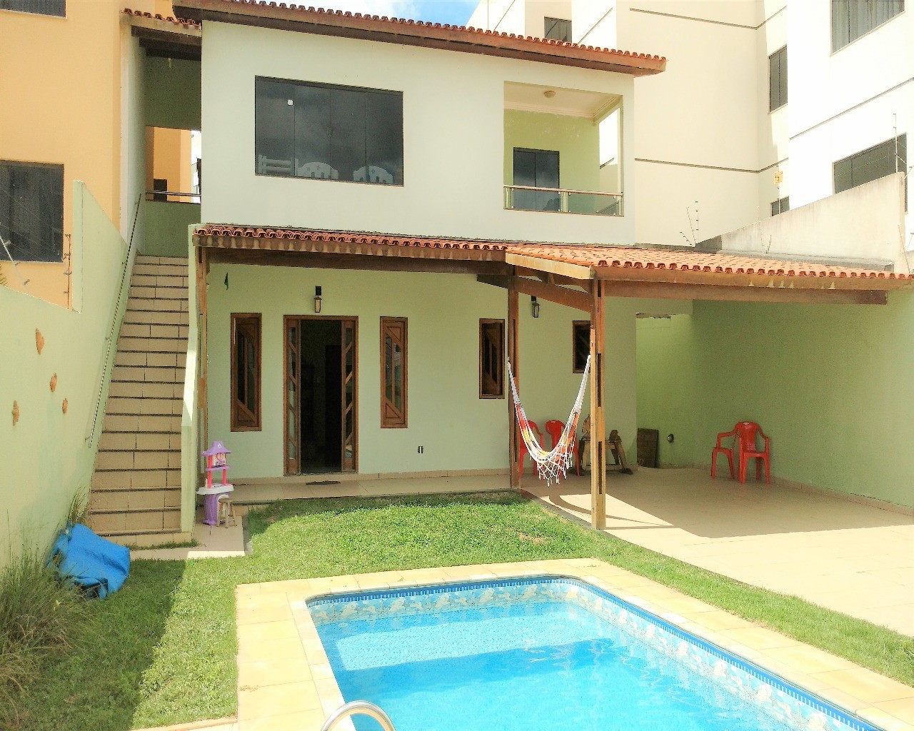 CASA NO CANDEIAS COM PISCINA - Invista Conquista