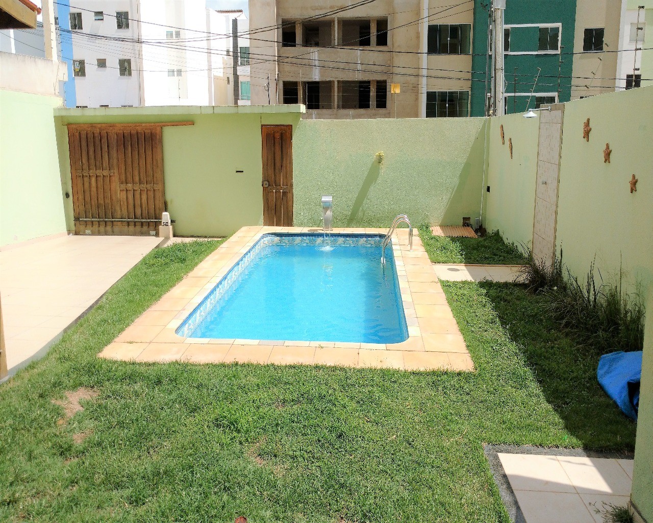 CASA NO CANDEIAS COM PISCINA - Invista Conquista
