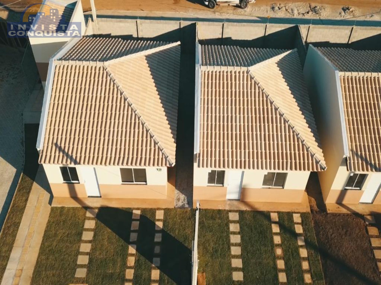 CONDOMÍNIO FECHADO DE CASAS SOLTAS COM 02 QUARTOS - Invista Conquista